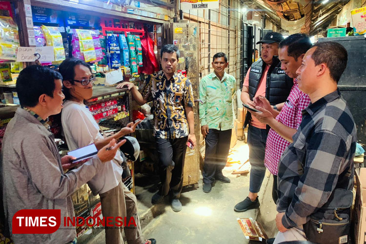 Satreskrim Polres Probolinggo sedang mengecek bahan pokok di pasar Semampir, Kecamatan Kraksaan.(Foto: Humas Polres Probolinggo for TIMES Indonesia)