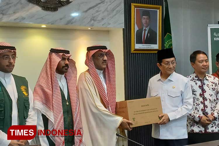 Dubes Arab Saudi memberikan bantuan kurma dari Raja Arab Saudi Salman Bin Abdul Aziz Al Saud kepada Menag Nasaruddin Umar. (FOTO: Fahmi/TIMES Indonesia)