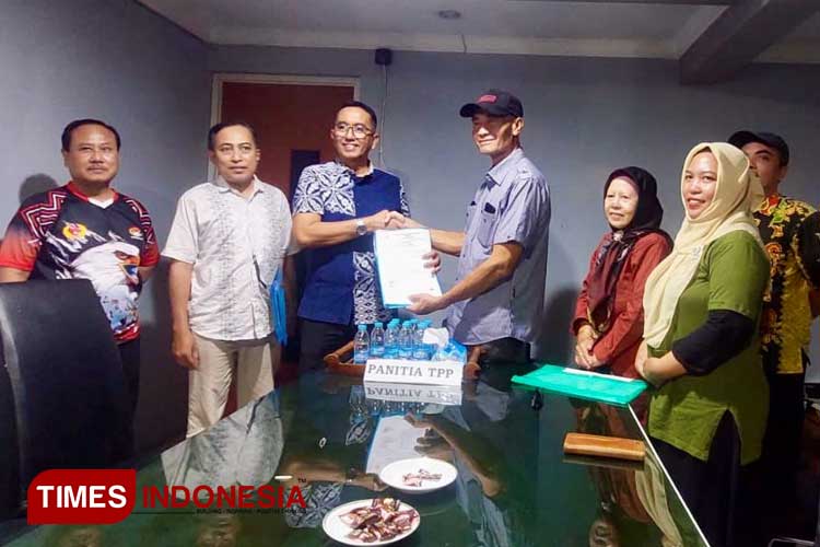 Zulfikar Imawan resmi menyerahkan berkas pencalonan Ketua KONI Kota Probolinggo. (Foto: Rizky Putra Dinasti/TIMES Indonesia)