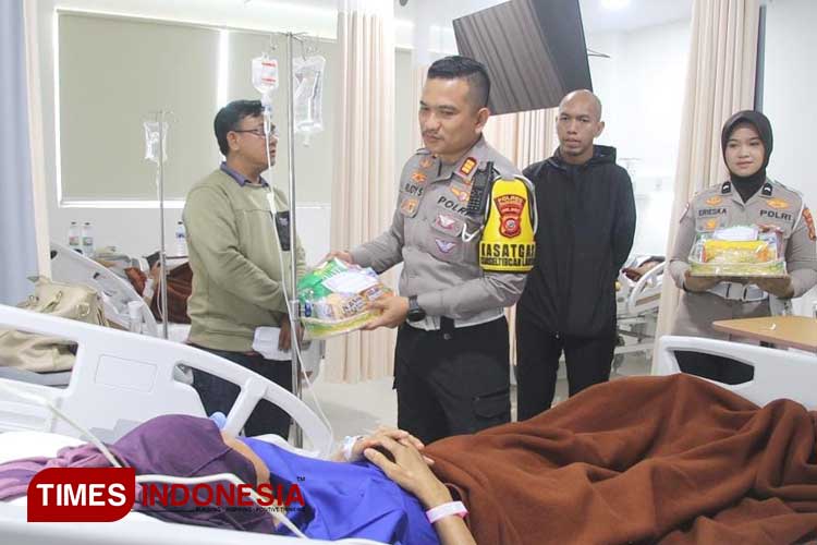 Kasat Lantas Polres Majalengka Beri Tali Asih, Doakan Korban Kecelakaan yang Dirawat di RS