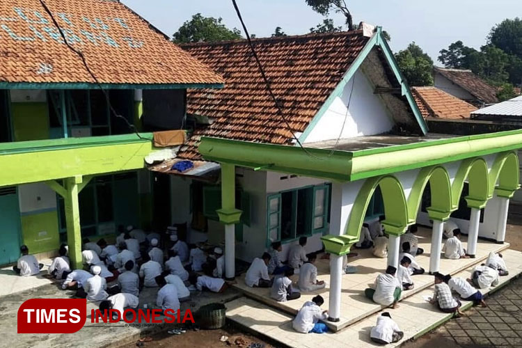 Suasana khidmat pengajian kitab kuning di Pondok Pesantren Roudlotut Tholibin. (Foto: Ryan H/TIMES Indonesia)