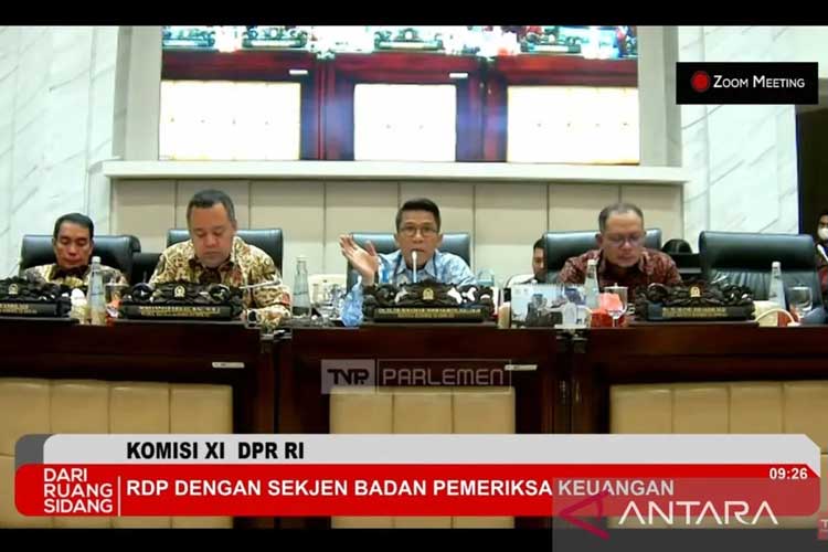 Ketua Komisi XI DPR RI Mukhamad Misbakhun (kedua dari kanan) dalam rapat dengar pendapat (RDP) dengan Sekretariat Jenderal (Sekjen) Badan Pemeriksa Keuangan (BPK) di Jakarta, Jumat (14/2/2025). (FOTO: ANTARA/Rizka Khaerunnisa)