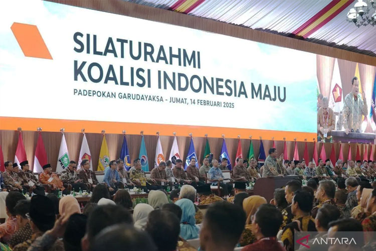 Presiden RI Prabowo Subianto berpidato dalam acara silaturahmi dengan pimpinan dan elite partai politik yang tergabung dalam Koalisi Indonesia Maju (KIM) Plus di Hambalang, Kabupaten Bogor, Jawa Barat, Jumat (14/2/2025). ANTARA/HO-Tim Media Presiden