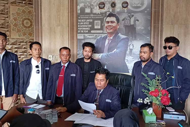 Pembacaan somasi terbuka oleh kuasa hukum UWG Malang, Dr. Solehoddin, SH., MH kepada Konten Kreator asal Malang Gilang Herlambang, Jumat (14/2/2025). (Foto: Humas UWG Malang)