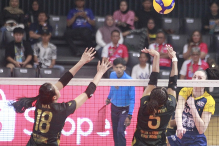 Gresik Petrokimia (hitam) berhasil mengandaskan Livin Mandiri dalam lanjutan PLN Mobile Proliga 2025 di GOR Terpadu Pontianak. (Foto:PBVSI)