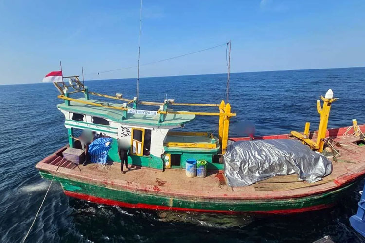Kapal nelayan membawa bawang selundupan dari Thailand di perairan Aceh Utara. (FOTO: ANTARA/HO-Humas Kanwil DJBC Aceh)