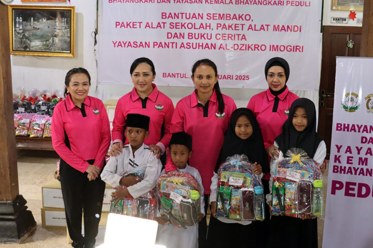 Istri Kapolri Hadiri Bakti Sosial Yayasan Kemala Bhayangkari di Bantul, Tabur 8.000 Bibit Lele