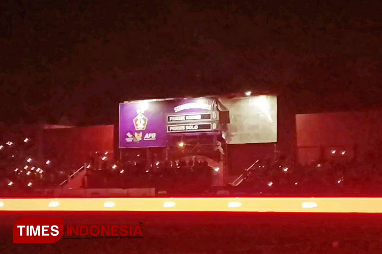 Kondisi stadion Brawijaya, Kota Kediri saat lampu padam (FOTO: Yobby/TIMES Indonesia)