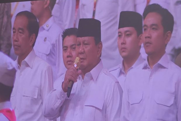 Joko Widodo dan Gibran Rakabuming mengapit Prabowo Subianto pada HUT ke-17 Partai Gerindra di Sentul, Jawa Barat, Sabtu (15/2/2025). (ANTARA/Livia Kristianti)