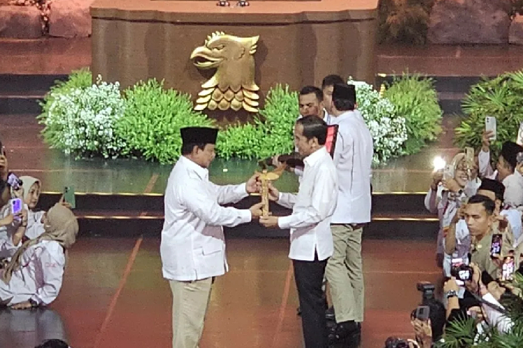 Sebagai Simbol Persahabatan Erat, Presiden Prabowo Subianto Berikan Keris kepada Jokowi