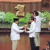 Sebagai Simbol Persahabatan Erat, Presiden Prabowo Subianto Berikan Keris kepada Jokowi