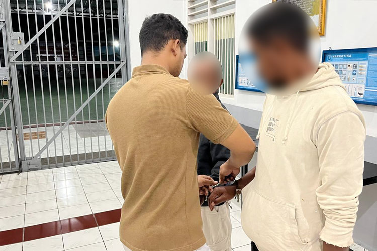 Tim Intelijen Kejari Ende saat mengamankan dua terpidana TPPO dan Penganiayaan. (FOTO: Kasi Penkum Kejati NTT)