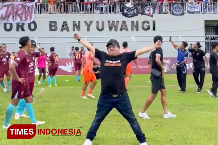 Uforia manajemen Persewangi Banyuwangi, usai laga versus Persema Malang dalam laga pamungkas babak 8 besar Grup NN Liga 4 Kapal Api PSSI Jatim. (FOTO: Fazar Dimas Priyatna/TIMES Indonesia)