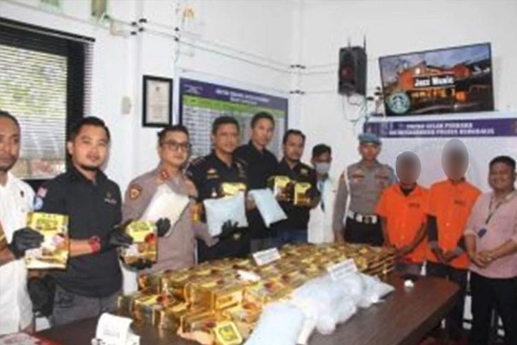 Tim Polres Bengkalis saat menunjukkan barang bukti 90 kg sabu sabu dan dua pengedar di Bengkalis, Sabtu. (FOTO: ANTARA/HO-Humas Polres Bengkalis).