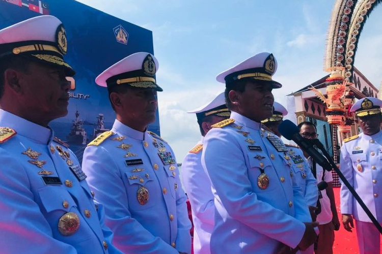 Kepala Staf Angkatan Laut Laksamana TNI Muhammad Ali memberikan keterangan terkait latihan 5th Multilateral Naval Exercise Komodo 2025 (MNEK) di Pelabuhan Benoa, Bali, Minggu (16/2/2025). (Foto: ANTARA/Rolandus Nampu)