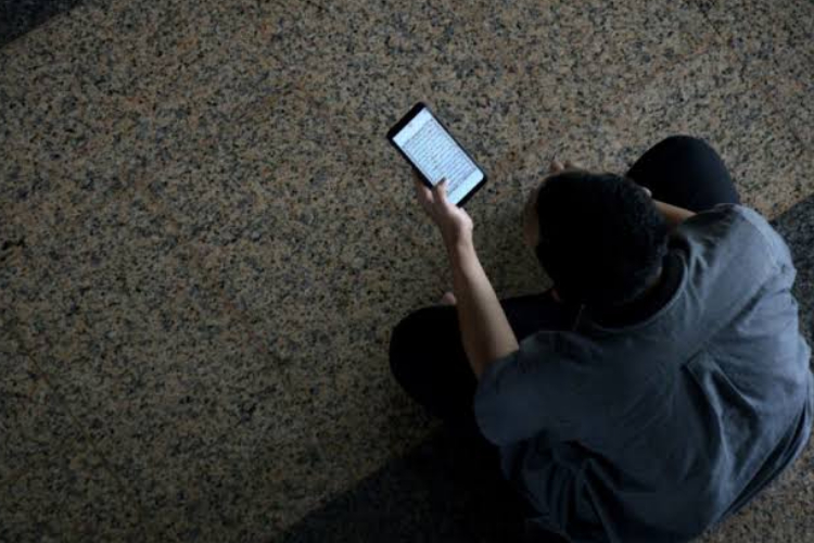 Ragam aplikasi tentang agama di ponsel pintar dapat membantu umat dalam melaksanakan ibadah selama Ramadan. (Foto: Antara)