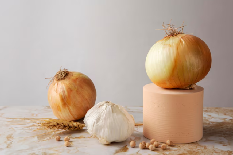 Bawang putih dan bawang bombai merupakan sumber prebiotik yang sangat baik. (Foto: Freepik)