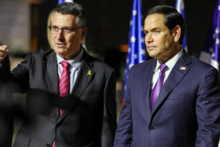 Menteri Luar Negeri Israel, Gideon Saar (kiri) saat menyambut Menteri Luar Negeri AS, Marco Rubio saat tiba di Bandara Ben Guiron, Israel, di Lod pada, Sabtu (15/2/2025) dalam perjalanan pertamanya ke Timur Tengah. (FOTO: Arab News/AFP)