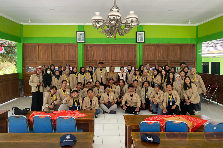 Tim mahasiswa KKN UGM menyusun buku sejarah Kalurahan Ngloro. (FOTO: Ratna for TIMES Indonesia)