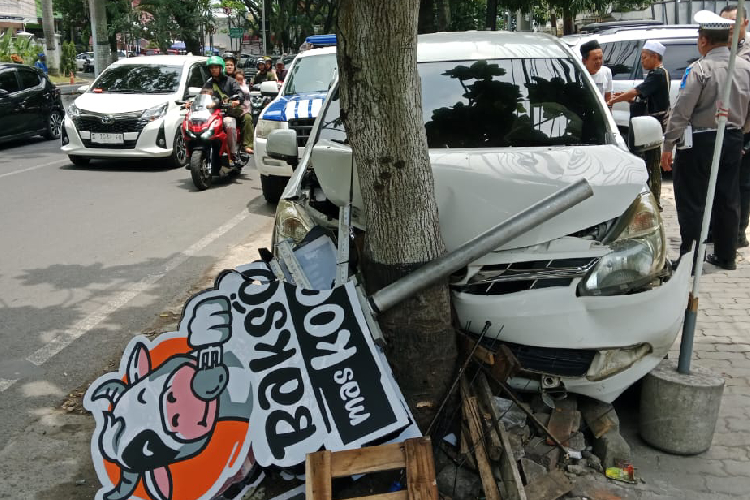 Mobil jenis Xenia berwarna putih ringsek usai mengalami kecelakaan di Jalan Soekarno-Hatta (Suhat), Kota Malang. (Foto: Dok. Satlantas Polresta Malang Kota/TIMES Indonesia)