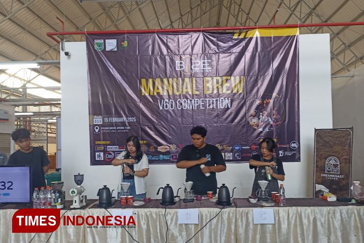 Barista peserta Manual Brew Competition V60 Throw Down saat meracik kopi. (Foto: Arif R Hakim/TIMES Indonesia)