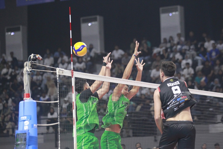 LavAni (hitam) dipaksa bermain lima set saat meladeni Palembang Bank Sumsel di laga PLN Mobile Proliga 2025 di GOR Terpadu Pontianak. (Foto: PBVSI)