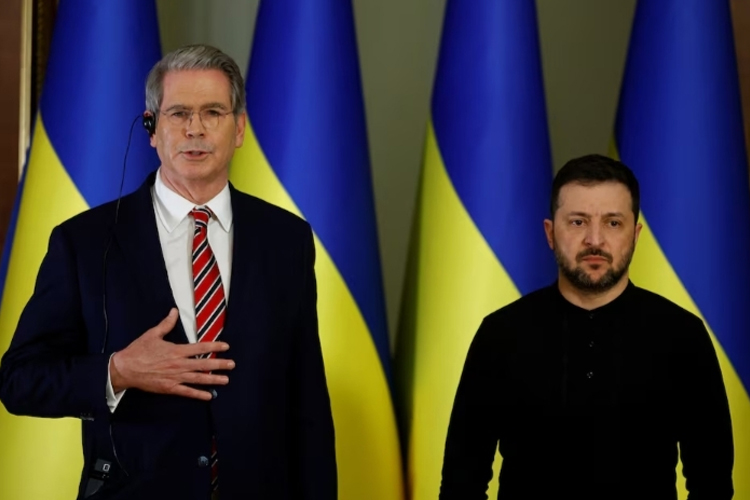 Menteri Keuangan AS Scott Bessent di samping Presiden Ukraina Volodymyr Zelenskyy (kanan) di tengah serangan Rusia terhadap Ukraina, di Kyiv, Ukraina. (FOTO: Reuters).