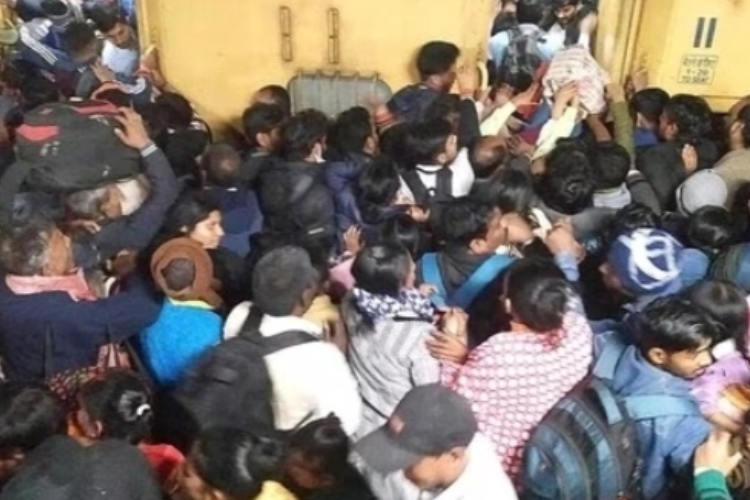 Suasana ketika ratusan penumpang KA di India berebut memasuki gerbong. (FOTO: Hindustan Times)