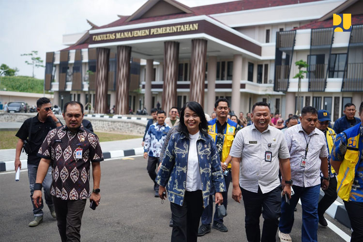Wamen PU Diana Kusumastuti meninjau pembangunan Kampus Institut Pemerintahan Dalam Negeri (IPDN) di Sumedang, Jawa Barat, Jumat (14/2/2025).(FOTO: Biro Komunikasi Publik Kementerian PUPR RI)