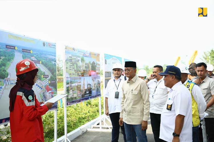 Menteri PU Dody Hanggodo saat kunjungan kerja ke Bendung Rentang di Majalengka, Jawa Barat, pada Minggu (16/2/2025). (FOTO: Biro Komunikasi Publik Kementerian PU)