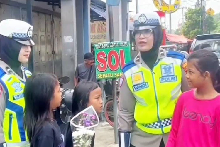 Beri Ongkos Angkot untuk Tiga Anak-anak, Polwan Satlantas Polres Majalengka Tuai Pujian