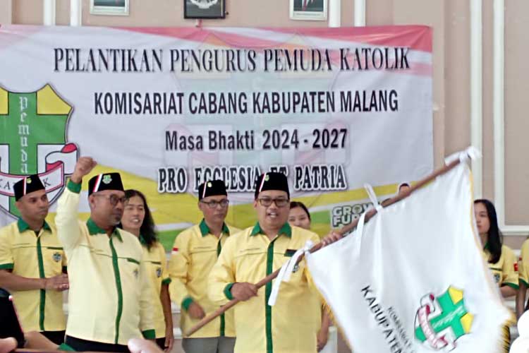 Ketua Pengurus Pemuda Katolik Komisariat Cabang Kabupaten Malang, menerima bendera pataka Pemuda Katolik, prosesi saat pelantikan, di Pakisaji, Kabupaten Malang, Minggu (16/2/2025). (Foto: Amin/TIMES Indonesia)