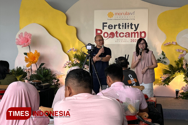 Ketua Komunitas Menuju Dua Garis Rosiana Alim dan dr Benediktus Arifin saat talkshow dalam acara Morula Fertility Bootcamp 2025, Minggu (16/2/2025). (Foto: Lely Yuana/TIMES Indonesia)