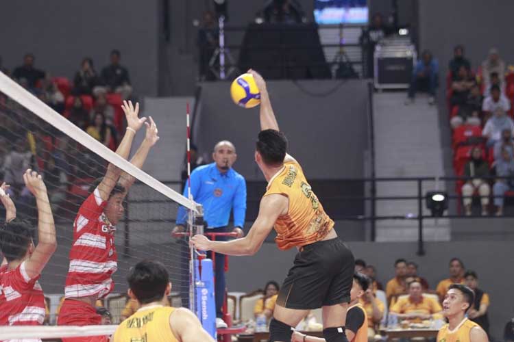 Pemain Garuda Jaya (merah) mencoba menghadang smash pemain Bhayangkara Presisi dalam laga PLN Mobile Proliga 2025 di GOR Terpadu Pontianak. (Foto: PBVSI)