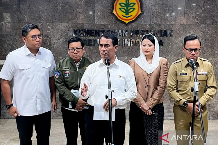 Mentan Andi Amran Sulaiman (tengah). (Foto: Antara)