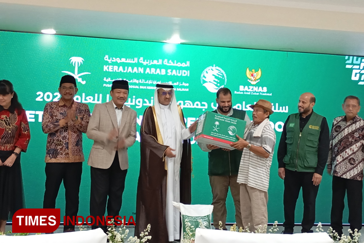 Foto A: Penyerahan bantuan secara simbolis dari Duta Besar Arab Saudi untuk Indonesia dikantor BAZNAS. (FOTO; Fahmi/TIMES Indonesia)Foto B: Pelepasan Bantuan Pangan. (FOTO: Fahmi/TIMES Indonesia)