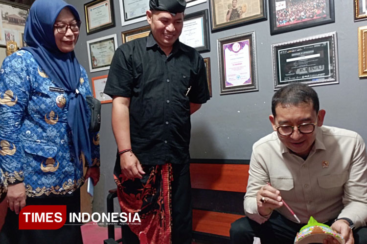 Menteri Kebudayaan Republik Indonesia, Fadli Zon, mencoba melukis karakter topeng, saat kunjungan di Padepokan Tari Topeng Asmorobangun, Pakisaji, Kabupaten Malang, Senin (17/2/2025). (Foto: Amin/TIMES Indonesia)