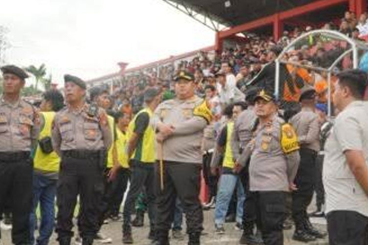 Kericuhan yang terjadi saat usai laga pertandingan Persekabpas vs Tornado FC, di Stadion Pogar-Bangil, Kamis (13/2/2025). (Foto: istimewa)