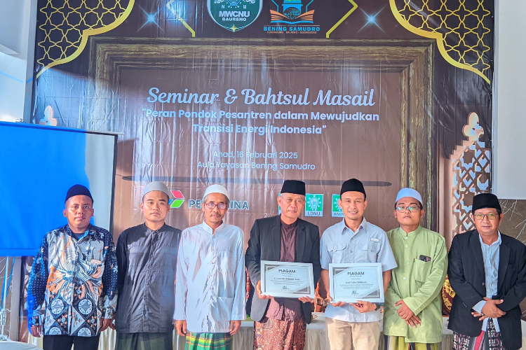 Foto bersama Pengurus yayasan Bening Samudro, MWCNU, Seksi Pontren Kemenag Bojonegoro dan PT. Pertamina EP Cepu usai kegiatan seminar.