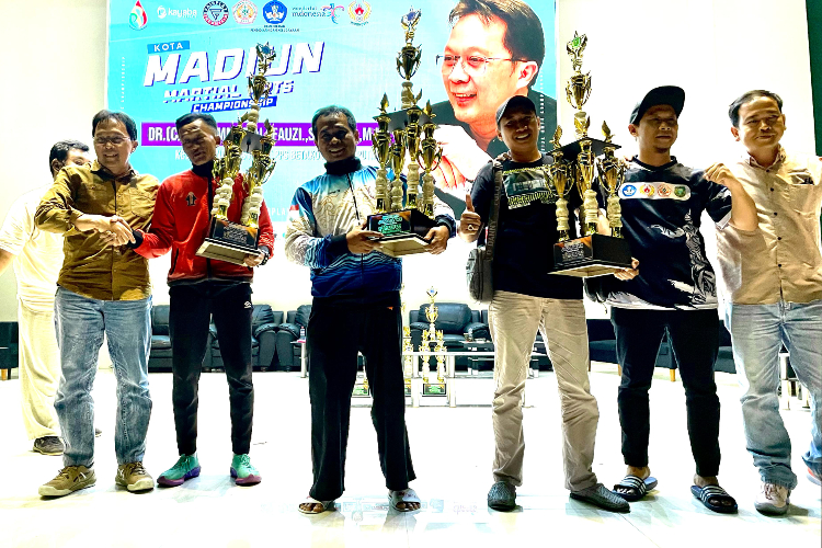 Penyerahan piala kepada para juara dalam Martial Arts Championship di GOR Kota Madiun. (Foto: Panitia for TIMES Indonesia)