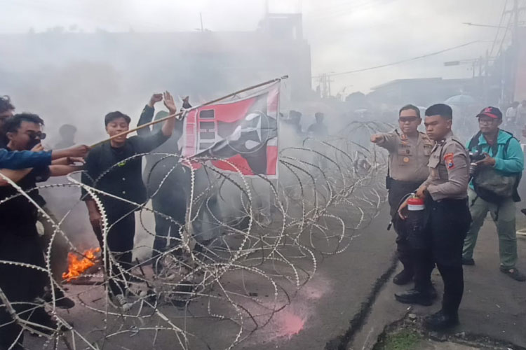 Massa aksi adu mulut dengan aparat keamanan, hingga membakar ban dan spanduk di depan Gedung DPRD Jatim, Senin (17/2/2025). (Foto: Dok.Pikiran Rakyat)