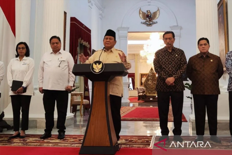 Presiden Prabowo Subianto (tengah) mengumumkan terbitnya Peraturan Pemerintah Nomor 8 Tahun 2025 di Istana Merdeka, Jakarta, Senin (17/2/2025). (Foto: ANTARA)