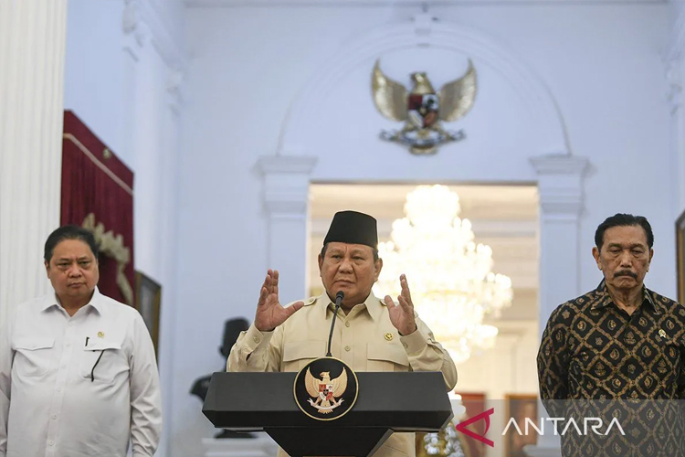 Presiden Prabowo Subianto (tengah) didampingi Menko Perekonomian Airlangga Hartarto (kiri) dan Ketua DEN Luhut Binsar Pandjaitan (kanan) mengumumkan peraturan pemerintah terkait DHE SDA di Istana Merdeka. (Foto: Antara)