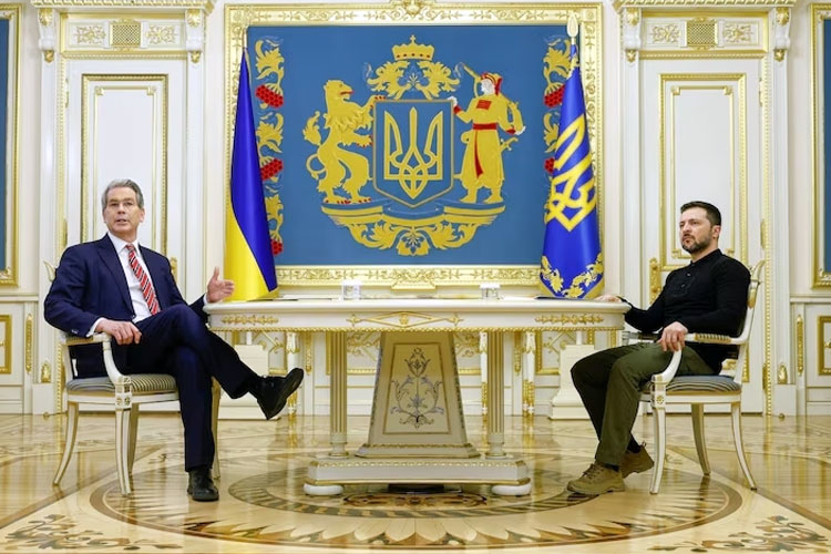 Presiden Ukraina Volodymyr Zelenskiy dan Menteri Keuangan AS Scott Bessent saat melakukan pertemuan, di tengah serangan Rusia terhadap Ukraina, di Kyiv, Ukraina, 12 Februari 2025. (FOTO: Reuters)