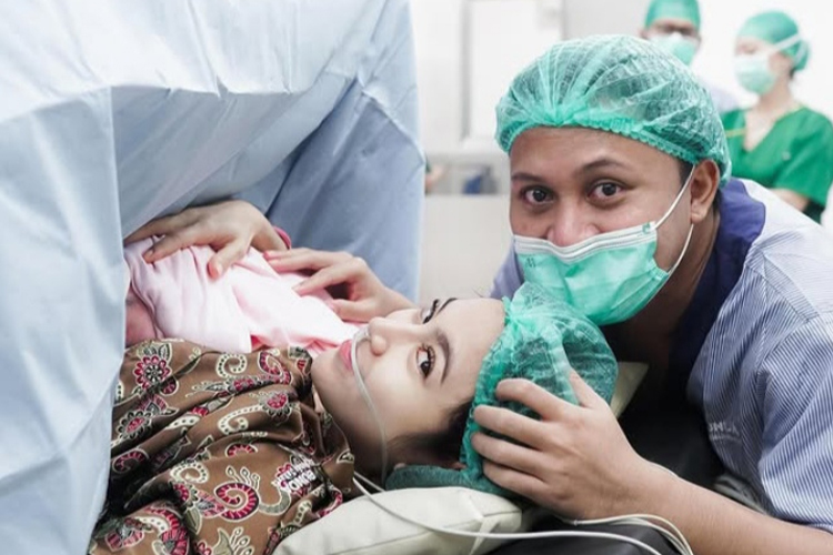 Potret Rizky Febian dan Mahalini pasca melahirkan putri cantiknya yang bernama Zairee Selina Quinlyn Kareema Febian. (FOTO: Instagram Rizky Febian)