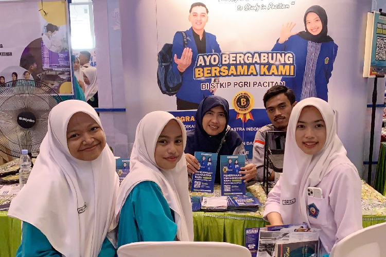 Pendaftaran calon mahasiswa baru STKIP PGRI Pacitan. (Foto: Eny for TIMES Indonesia)