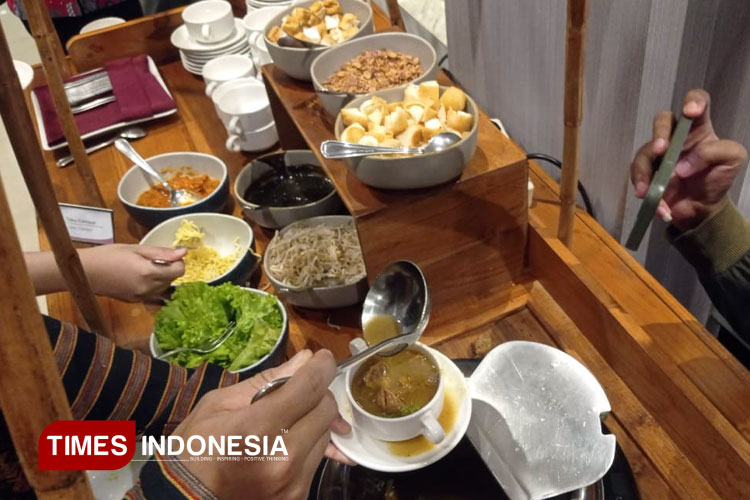 Tahu campur menjadi salah satu menu andalan berbuka puasa di Hotel Swiss - Bellin Tunjungan, Surabaya, Senin (17/2/2025). (Foto: Hamida Soetadji/TIMES Indonesia)