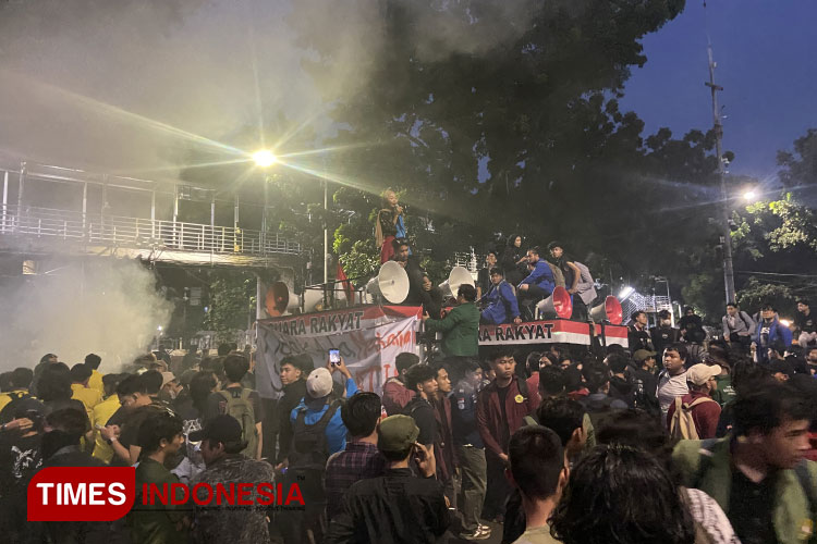 Mahasiswa masih memadati lokasi aksi yang berlangsung disekitar Patung Kuda Arjuna Wijaya, Jakarta,(17/2/2025). (FOTO: Farid Abdullah/ TIMES Indonesia)