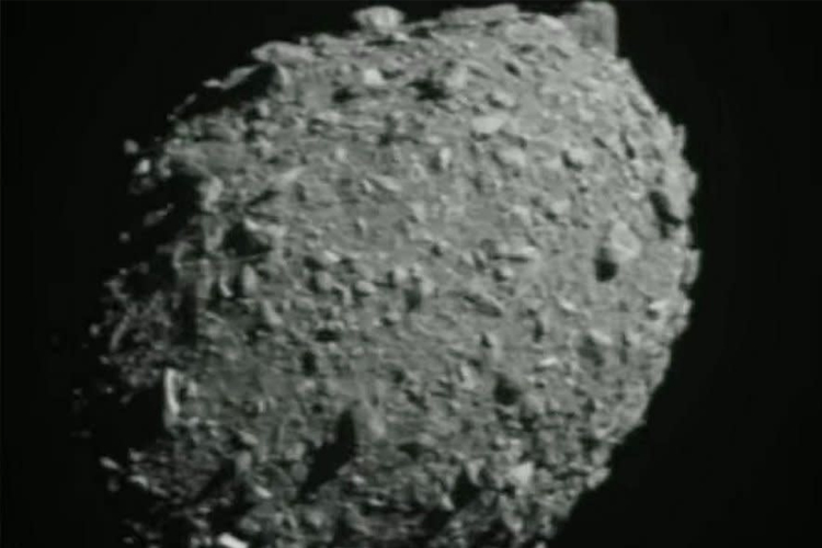 Foto asteroid Dimorphos. NASA melakukan percobaan menembakkan benda sebesar mesin penjual otomatis ke arag asteroid ini untuk mengetahui efek tubrukan yang bisa mengubah jalur lintasan. (Foto: NASA)