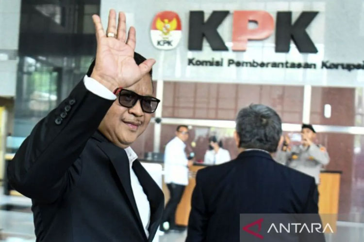 Tersangka kasus dugaan suap pergantian antarwaktu (PAW) dan Perintangan penyidikan Hasto Kristiyanto melambaikan tangan saat akan menjalani pemeriksaan oleh KPK di Gedung KPK Merah Putih, Jakarta, Senin (13/1/2025). (ANTARA )